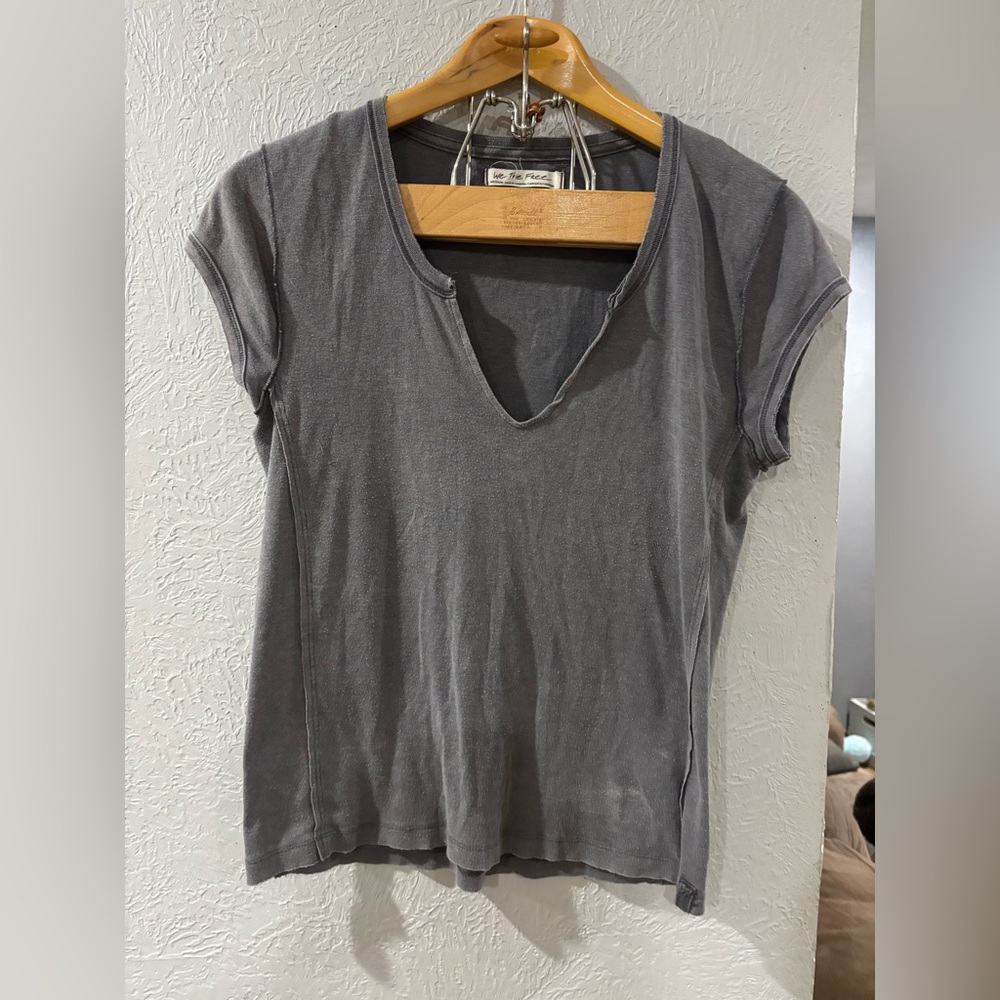 We The Free Acid Wash distressed gray v-neck basic short sleeve shirt size M